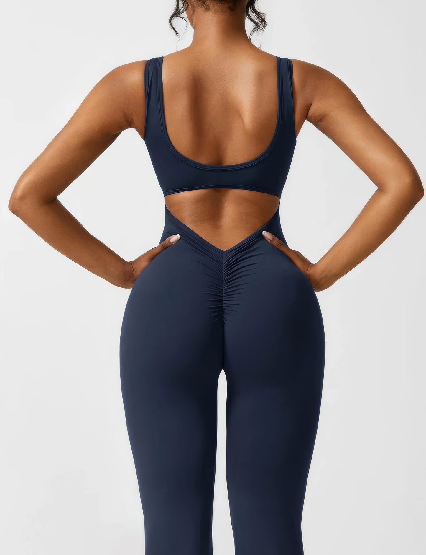 DEMI | UITLOPENDE V-RUG JUMPSUIT